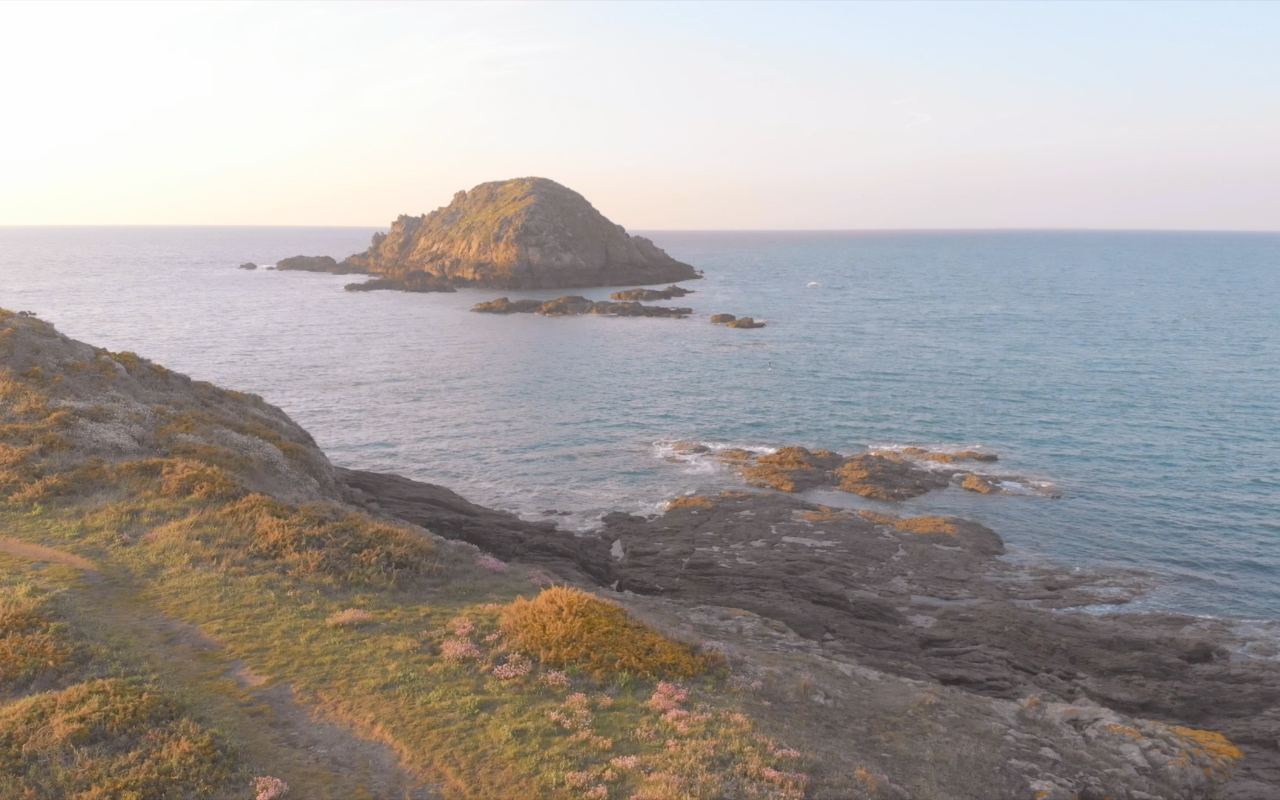 Isla del Petit Chevret de Saint-Coulomb. Al norte, frente a la isla de Besnard, se encuentran dos pequeñas islas, Petit Chevret y Grand Chevret. La isla Besnard se encuentra en la entrada del puerto de Rothéneuf, que protege de sus altos acantilados. Pero ya no es una isla. Está unida a la punta de la Meinga por una lengua de arena llamada tombolo constituida por las dunas de Chevrets. Saint-Coulomb se encuentra en la región de Bretaña en francia, departamento de Ille y Vilaine, en el distrito de Saint-Malo y cantón de Cancale. #berth99​ #photographe​ #nature​ #photo​ #travel​ #traveltrip​ #ÎleduPetitChevret​ #ÎleduGrandChevret​ #PlagedesChevrets​ #france​ #berth99CreativeStudio​ #Drone​ #DJI​ #MavicAir​ #DJIMavicAir​ #VistadeDrone​