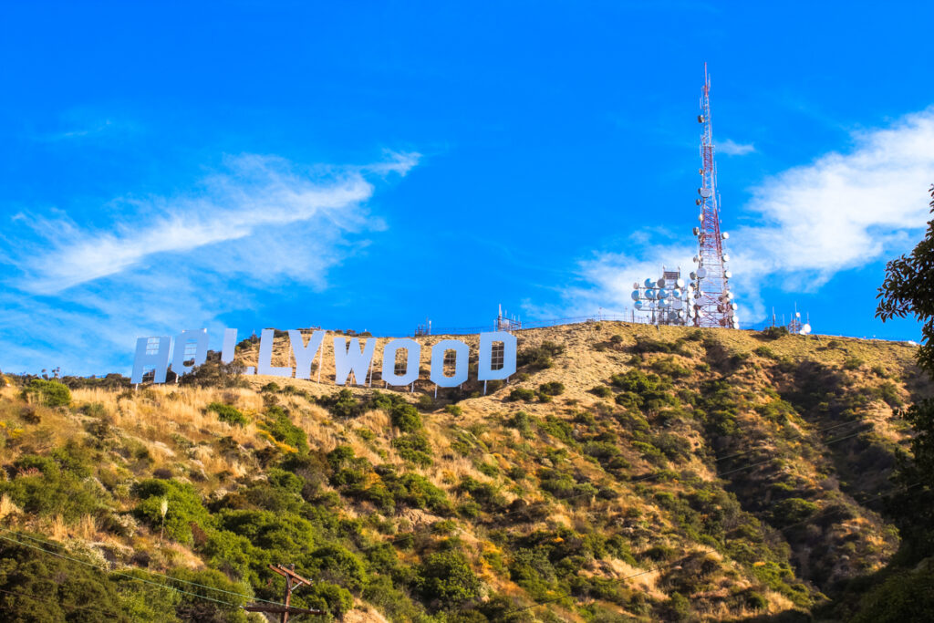 ROAD TRIP USA 2019 #12 / HOLLYWOOD SIGN / TRAVEL VLOG Hollywood Sign es el nombre con el que se conoce al famoso letrero gigantesco situado en una colina conocida como Monte Lee, que forma parte del Parque Griffith, en el distrito de Hollywood Hills, en Los Ángeles, California. El letrero está formado por las letras de la palabra “Hollywood” en mayúsculas y de color blanco. Cada letra mide unos 13,7 metros de altura y en total, el cartel mide unos 106,7 metros de longitud. Fue creado como parte de una campaña publicitaria en 1923 y desde aquel entonces ha aumentado continuamente su popularidad. El cartel ha sido frecuentemente objeto de ataques y actos vandálicos, ha sido restaurado en varias ocasiones y se le ha incorporado un sistema de seguridad para evitar el vandalismo. Se encuentra protegido y promocionado por una asociación sin ánimo de lucro, la Hollywood Sign Trust, que se encarga de su mantenimiento y de su divulgación histórica por todo el mundo. #LosAngeles #HollywoodSign #HollywoodHills #MontañaHollywood #ParqueGriffith #Hollywood #VistadeLosÁngeles #California #Route66 #ruta66 #usa #eeuu #roadtrip #traveltrip #travel #voyage #viaje #roadtrippers #beautifuldestinations #landscape #mytraveldiary #ontheroad