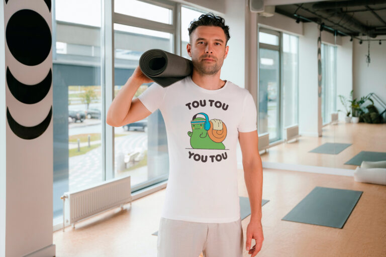 camiseta - tou tou you tou - Gimnasio francés Mejora tu cuerpo con tou tou you tou, el gimnasio francés. No tienes que ser un atleta profesional para estar sano y en forma. Puedes nivelar tu cuerpo con la alimentación adecuada y el ejercicio. tou tou you tou, el gimnasio francés es un gran regalo para todos los atletas en sus cumpleaños, Navidad, Año Nuevo y vacaciones. Para madres, abuelas, hijas, primas y amigas. Un divertido regalo de cumpleaños retro. Mejora tu cuerpo con tou tou you tou, el gimnasio francés. No tienes que ser un atleta profesional para estar sano y en forma. Puedes nivelar tu cuerpo con la alimentación adecuada y el ejercicio. tou tou you tou, el gimnasio francés es un gran regalo para todos los atletas en sus cumpleaños, Navidad, Año Nuevo y vacaciones. Para madres, abuelas, hijas, sobrinas, primas, madrinas y amigas. Un divertido regalo de cumpleaños retro. Una libreta original para un cumpleaños, día de la madre, navidad o simplemente para divertirse. ¡A tu mejor amigo le encantará! Este divertido tou tou you tou - diseño de gimnasio de estilo francés es perfecto para todas las gimnastas de piscina. ¿Buscas una idea de regalo divertida para un cumpleaños? Es una idea de regalo. Puedes nivelar tu cuerpo con la alimentación adecuada y el ejercicio.