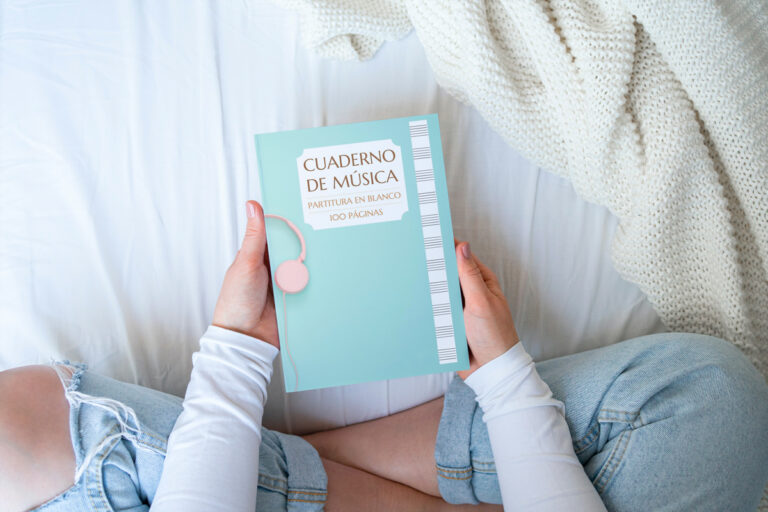 Cuaderno de Música - Partitura en blanco - Cuaderno para músicos - 100 Páginas - 11 Pentagramas anchos - 15,24 x 22,86 cm (Spanish Edition) Libro de música perfecto para principiantes para jóvenes músicos, compositores o compositores. Cuaderno de música: Regalo perfecto para componer o escribir canciones rápidamente. Para todos los músicos, principiantes o profesionales. Fácil y sencillo de llenar. El cuaderno de música es una herramienta necesaria para que todos los músicos, principiantes o profesionales, tanto niños como adultos, puedan estudiar teoría musical, componer o escribir canciones. Comencemos a escribir el próximo éxito de las listas de éxitos. Encontrarás en este cuaderno las páginas que contienen cada uno: 11 pentagramas. Es un regalo ideal para estudiantes, aficionados y profesionales. Posiblemente quieres componer una canción y te gustaría empezar por la música pero no sabes por dónde, o quizás tienes unas letras y quieres encontrarle una tonada para ver si la canción va por el buen camino. Aquí encontrarás unos buenos consejos para empezar a componer tu canción y que suene realmente bien. Se suele habla mucho de formulas y métodos para componer, y para ser honestos hay algo de verdad. Aunque mucha gente lo desconoce la gran mayoría de las canciones populares están compuestas con tres acordes. Sin embargo, no podemos obviar el hecho de que otra parte de las canciones conocidas como “difíciles” están basadas en el mismo principio que las canciones sencillas. Este principio es conocido como Teoría de los tres acordes. Lo interesante de esta teoría es que sirve para componer canciones en un ratito, de forma fácil, para tener la base de una canción que será luego mucho más compleja o simplemente para improvisar y que suene bien sin quizás uno saber mucho de música.