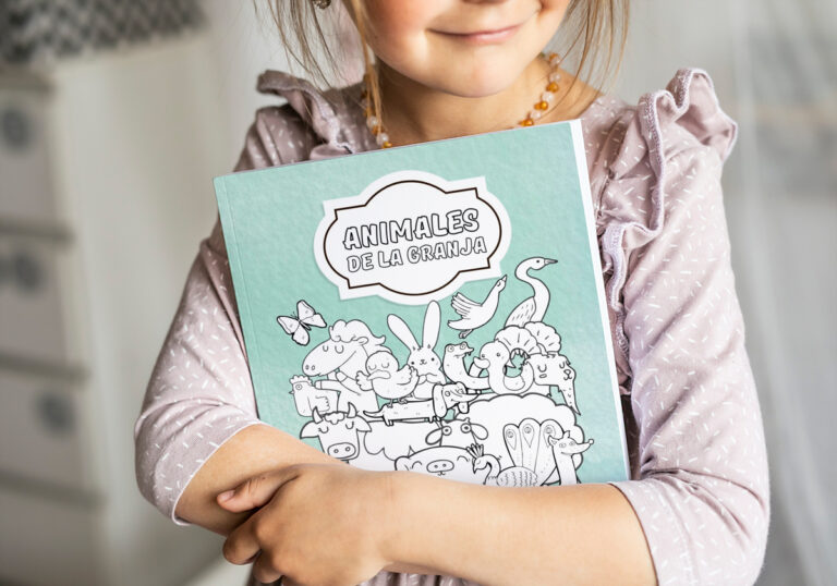 Los Animales de la granja: Un libro para colorear de animales - Libro para colorear y dibujar de animales de la granja: Para niños de 3 a 8 años: Diviértete con los animales de la granja para colorear y dibujar: Gran libro de actividades para niños pequeños y niños (Libros para colorear y dibujar) Este libro para colorear de animales de la granja para niños: animales de granja tiene más de 22 lindas páginas para colorear de animales para colorear y disfrutar. Este libro para colorear incorpora una variedad de diseños detallados y crea horas de diversión para colorear para los entusiastas del color mayores. Con una variedad de ilustraciones listas para colorear, este libro para colorear para niños mayores seguramente satisfará a cualquiera que ame colorear. Libro de colorear de animales de la granja para niños: Los animales de granja entretendrán incluso al colorista más capaz. Hemos creado este libro para colorear de animales de la granja para niños: animales de la granja con una variedad de páginas para colorear para entusiastas mayores del color. Con una variedad de estilos y diseños de múltiples artistas talentosos, seguramente encontrará una hoja para colorear que se adapte a su estado de ánimo. Los niños necesitan algo para aliviar el estrés, al igual que los adultos. Este libro para colorear de animales de la granja para niños: animales de granja es una forma divertida y positiva de aliviar el estrés. Colorear es similar a la meditación. Hay estudios que muestran que colorear proporciona muchos de los mismos beneficios que la meditación. Colorear te hace sentir relajado, al igual que la meditación. También obtienes una hermosa obra de arte. Colorear es divertido. Los amigos se reunirán rápidamente y comenzarán a colorear si traes un libro sobre animales de la granja Para los niños a la mesa Tendrás un grupo de amigos reunidos a tu alrededor en poco tiempo. Hoy, niños de todas las edades disfrutarán coloreando este libro para colorear. LIBRO PARA COLOREAR DE ANIMALES DE LA GRANJA PARA NIÑOS: Los animales de la granja son un maravilloso regalo de Navidad o cumpleaños.