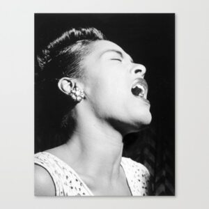 Cartel de Billie Holiday en el Downbeat Club de New York en 1947 por William Gottlieb. Eleanora Holiday Fagan (Filadelfia, 7 de abril de 1915 - Nueva York, 17 de julio de 1959), más conocida como Billie Holiday y apodada Lady Day, fue una cantante estadounidense de jazz, considerada una de las tres voces femeninas más importantes e influyentes de este género musical, junto con Sarah Vaughan y Ella Fitzgerald. El crítico Robert Christgau consideraba que era «inigualable y posiblemente la mejor cantante del siglo».​ Por otro lado, Frank Sinatra la tomó como «su mayor influencia» e «incuestionablemente la influencia más importante en el canto popular estadounidense de los últimos veinte años».​ Su tema «Strange Fruit» fue considerado como la mejor canción del siglo XX, por la revista Time en 1999. El valor artístico de Billie Holiday reside tanto en su capacidad interpretativa, como en su dominio del swing. Asimismo, destacaba por la capacidad de adaptación de sus cualidades vocales al contenido de la canción. Billie Holiday impregnaba sus canciones con una intensidad inigualable que, en numerosos casos, era fruto del traspaso de sus propias vivencias a las letras que cantaba. Este tono tan personal que la caracterizaba hace que su estilo esté muy vinculado a intérpretes clásicos de blues como Bessie Smith o Ma Rainey (en su autobiografía dejó escrito: «Siempre quise el gran sonido de Bessie y el sentimiento de Pops»); aunque también está clara la deuda, confirmada por ella misma, con Louis Armstrong, y, desde luego, con quien sería su principal acompañante: el saxofonista tenor y clarinetista Lester Young. #billie #billieholiday #Jazz #Downbeat #Downbeatclub #club #NuevaYork #WilliamGottlieb #Traditional #Music #Greatest #TraditionalJazz #French #france #SongsAllTime #Relaxing #Music #saintgermaindesprés #paris #internationaljazz #festival #musicofjazz #jazzband #jazzcafé #bohemia #playlist #bestof #jazzinfrance #Composers #jazz #JazzMusicians #Pianists #Portrait #Photographs #blackandwhite #WilliamPGottlieb #Music #JazzPhotos #collection