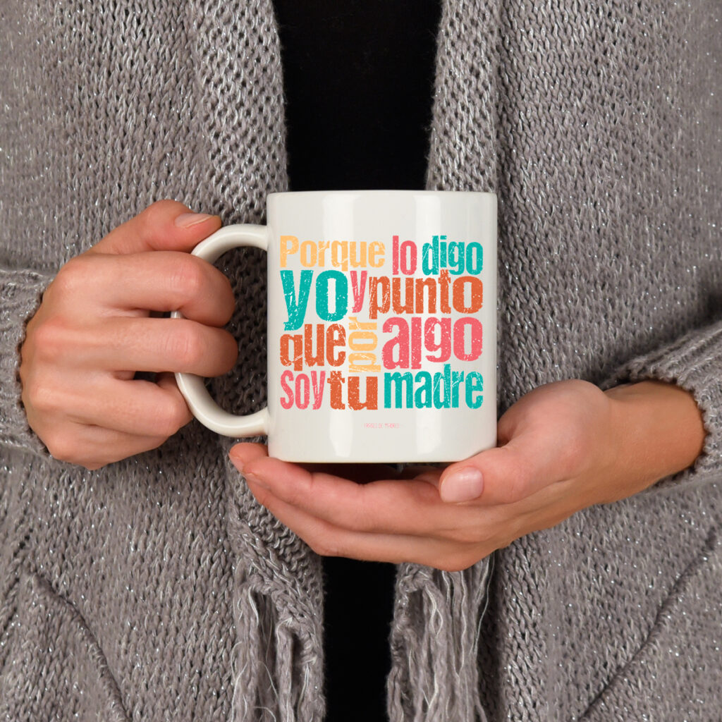 TAZA PORQUE LO DIGO YO - FRASES DE MADRES Esta taza es la única que puedo usar para mi café de la mañana, ¡porque lo digo yo! Siempre supe que esta taza era especial, y ahora lo confirmo cada vez que mi hijo/a me la roba ¡porque lo digo yo! No importa cuántas tazas tenga en mi cocina, siempre elijo la misma para mi té de la tarde ¡porque lo digo yo y punto! https://www.latostadora.com/shop/frasesdemadres/ #FrasesDeMadres #TazasConPersonalidad #latostadora #mamá #madre #diadelamadre #dia #fiesta #padre #valiente #mujer #mujervaliente #educacion #familia #tazas #taza #mug #regalos