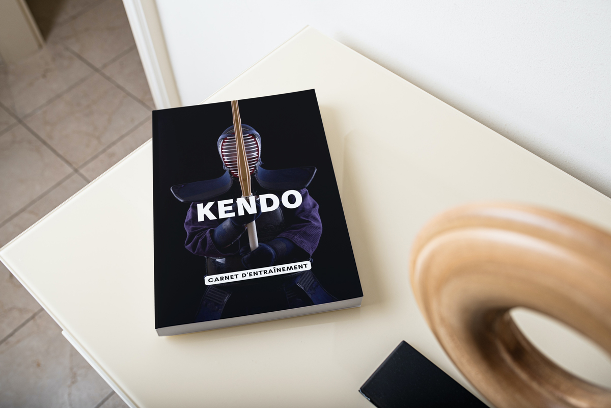 Bienvenue dans le Journal d'Entraînement Kendo : Votre Carnet d'Entraînement de 100 Pages Le Kendo, un art martial japonais élégant et puissant, nécessite non seulement une pratique constante, mais également une réflexion approfondie et une analyse de vos progrès. C'est pourquoi nous sommes ravis de vous présenter notre "Journal d'Entraînement Kendo : Carnet d'Entraînement de 100 Pages". Ce carnet a été spécialement conçu pour les pratiquants de Kendo, qu'ils soient débutants ou experts. Il offre un espace dédié pour que vous puissiez suivre et améliorer vos compétences, tout en conservant un historique précis de votre voyage dans le monde du Kendo. Caractéristiques clés du carnet : 100 Pages de Qualité : Chaque page de ce carnet est conçue pour résister à une utilisation intensive. Vous aurez suffisamment d'espace pour enregistrer vos séances d'entraînement, noter vos observations, et suivre votre progression sur le long terme. Sections Pré-remplies : Nous avons inclus des sections pré-remplies pour vous aider à suivre vos objectifs, enregistrer vos techniques, noter les conseils de vos instructeurs, et bien plus encore. Calendrier Mensuel : Un calendrier mensuel vous permettra de planifier vos séances d'entraînement à l'avance et de suivre votre présence. Pages de Réflexion : Prenez le temps de réfléchir sur vos séances d'entraînement, vos défis et vos succès, et utilisez ces réflexions pour améliorer vos compétences. Tableau de Progression : Suivez vos progrès à l'aide d'un tableau de progression spécialement conçu pour le Kendo. Taille Compacte : Le carnet est conçu pour être facilement transportable, afin que vous puissiez l'emporter partout avec vous, que ce soit à la salle d'entraînement, en compétition ou en voyage. Ne laissez pas vos précieuses expériences de Kendo se perdre dans l'oubli. Utilisez ce carnet pour enregistrer votre voyage, améliorer vos compétences et atteindre de nouveaux sommets dans l'art du Kendo. Commandez dès aujourd'hui votre "Journal d'Entraînement Kendo : Carnet d'Entraînement de 100 Pages" et commencez à documenter votre aventure Kendo de manière significative. Rejoignez des milliers de pratiquants du Kendo qui ont déjà fait de ce carnet leur allié pour la réussite. Nous vous souhaitons de nombreuses heures de pratique passionnantes et de découvertes dans le monde du Kendo. N'oubliez pas que chaque coup, chaque séance d'entraînement et chaque réflexion vous rapprochent de l'excellence.