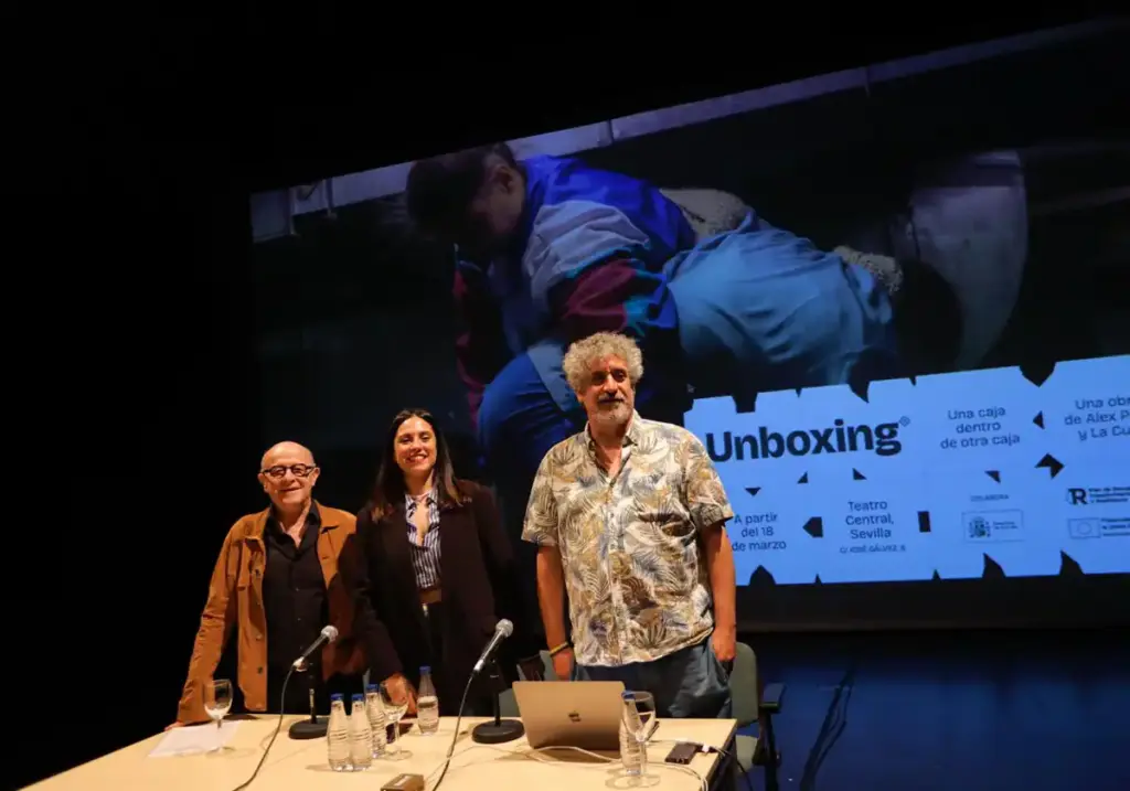 Unboxing en el ABC de Sevilla. Alex Peña y la Cura convierte el Teatro Central en un escenario digital'UNBOXING. Una caja dentro de otra caja', es una experiencia de interacción del público con el teatro a través de la web de este espacio