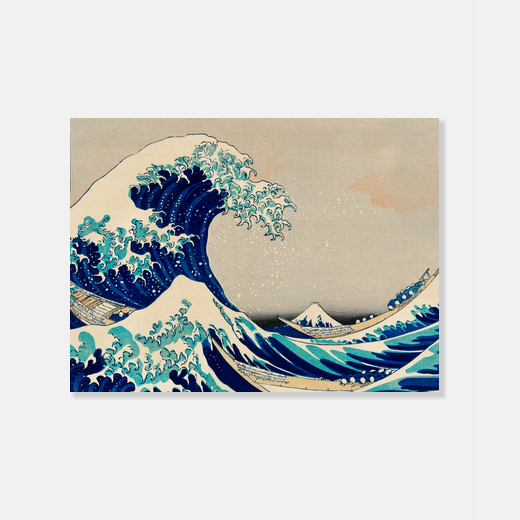 La Gran Ola De Kanagawa - Japon El "Lienzo La Gran Ola De Kanagawa - Japon" es una representación magistral de una de las obras más icónicas del arte japonés. Esta pieza captura la majestuosidad de la famosa estampa de Hokusai, conocida por su impresionante detalle y profundo simbolismo. Características destacadas: Calidad Premium: Impreso en tela de lienzo de primera calidad con un gramaje de 340g/m² y barniz incorporado, garantizando durabilidad y resistencia a lo largo del tiempo. Diseño Impresionante: La obra refleja la poderosa ola que amenaza con engullir los barcos, contrastada por la serenidad del Monte Fuji al fondo, creando un equilibrio visual impactante. Detalles Cuidadosos: La impresión en los bordes asegura que no se pierda ningún detalle de la obra, manteniendo la integridad del diseño original. Versatilidad: Con una anchura del bastidor de 1,7 cm, es ideal para colgar en cualquier espacio, desde salas de estar hasta oficinas, aportando un toque de elegancia y sofisticación. Fácil Adquisición: Disponible con envío gratuito, lo que facilita su compra y rápida entrega. Este lienzo no solo es una adición estéticamente agradable a cualquier entorno, sino también una celebración de la rica herencia cultural japonesa, perfecta para los amantes del arte y la historia.