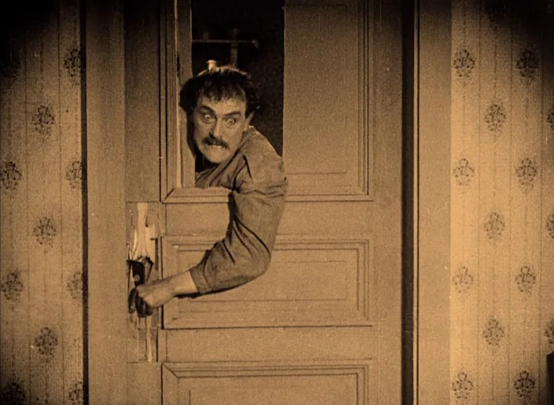 La Carreta Fantasma: Un viaje sombrío hacia la redención. "La Carreta Fantasma" (1921), dirigida y protagonizada por Victor Sjöström, es una película que deja una huella profunda tanto en la mente como en el corazón. Es más que un drama de horror sobrenatural; es una meditación oscura y reflexiva sobre la redención, el arrepentimiento y las segundas oportunidades. Al adentrarse en esta película, no se puede evitar sentir una sensación de inquietud, pero también de esperanza, como si estuvieras viendo la lucha del alma humana en su forma más pura.