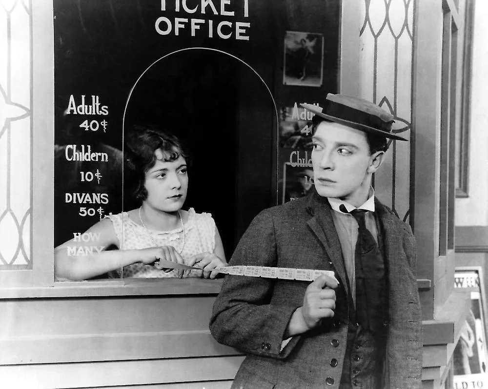 Sherlock Jr.: El arte de soñar despierto en la pantalla. "Sherlock Jr." es una obra maestra de la comedia física y la imaginación sin límites. Dirigida y protagonizada por el incomparable Buster Keaton, esta película de 1924 es un claro testimonio de cómo el cine mudo puede comunicar de manera poderosa sin necesidad de palabras. Desde el primer fotograma, te sumerges en un universo donde los sueños y la realidad se entrelazan, donde el ingenio técnico se combina con la magia del cine para crear algo absolutamente inolvidable.