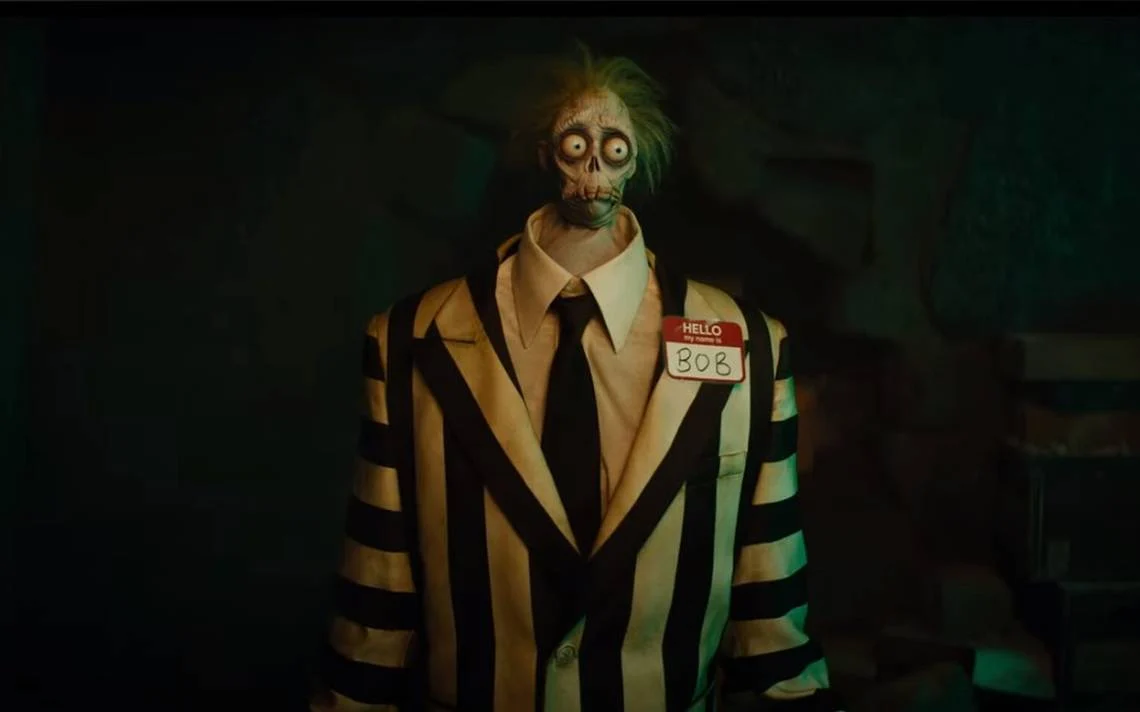 Beetlejuice: La locura de lo macabro hecha diversión. "Beetlejuice" es una explosión de imaginación que desafía las normas de lo macabro y lo convierte en una experiencia visualmente envolvente y divertidamente siniestra. Tim Burton, en su esencia más pura, nos entrega una película que juega con la muerte y lo sobrenatural de una manera que no se siente pesada ni sombría, sino electrizante y caricaturesca.