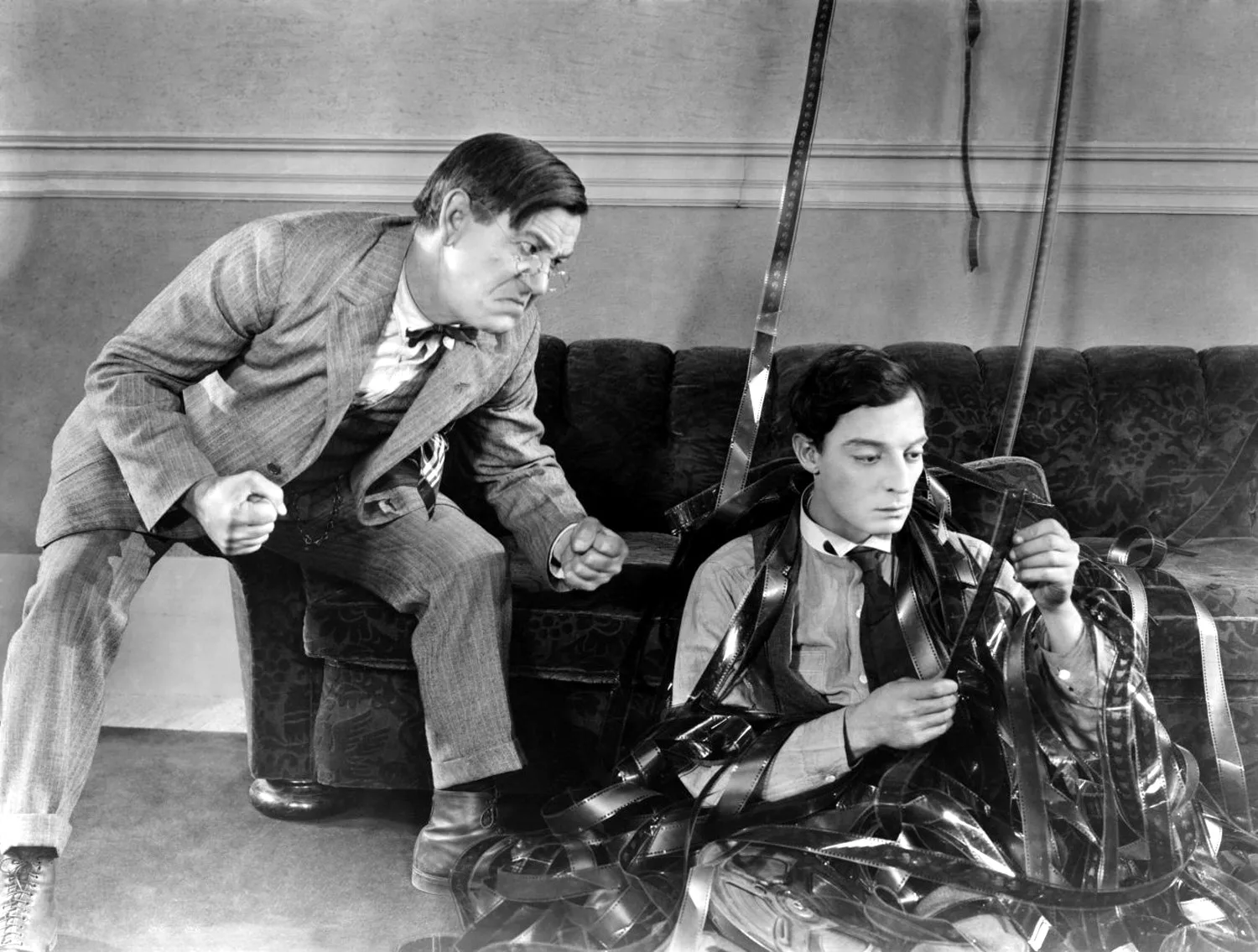 Sherlock Jr.: El arte de soñar despierto en la pantalla. "Sherlock Jr." es una obra maestra de la comedia física y la imaginación sin límites. Dirigida y protagonizada por el incomparable Buster Keaton, esta película de 1924 es un claro testimonio de cómo el cine mudo puede comunicar de manera poderosa sin necesidad de palabras. Desde el primer fotograma, te sumerges en un universo donde los sueños y la realidad se entrelazan, donde el ingenio técnico se combina con la magia del cine para crear algo absolutamente inolvidable.