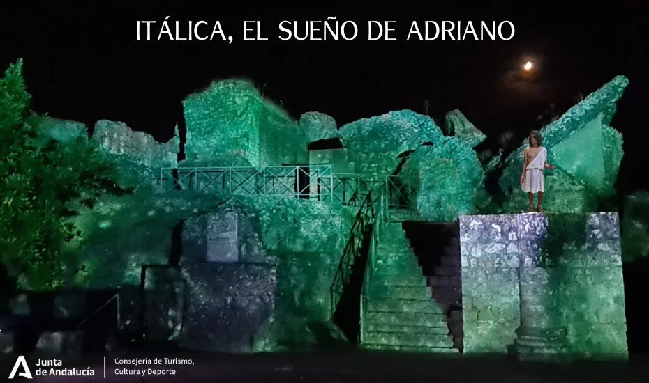 Itálica, el sueño de Adriano", una producción de La Imperdible que une ficción teatral con un espectáculo audiovisual en El Conjunto Arqueológico de Itálica cierra con entradas agotadas el ciclo de visitas nocturnas teatralizadas este verano 2024