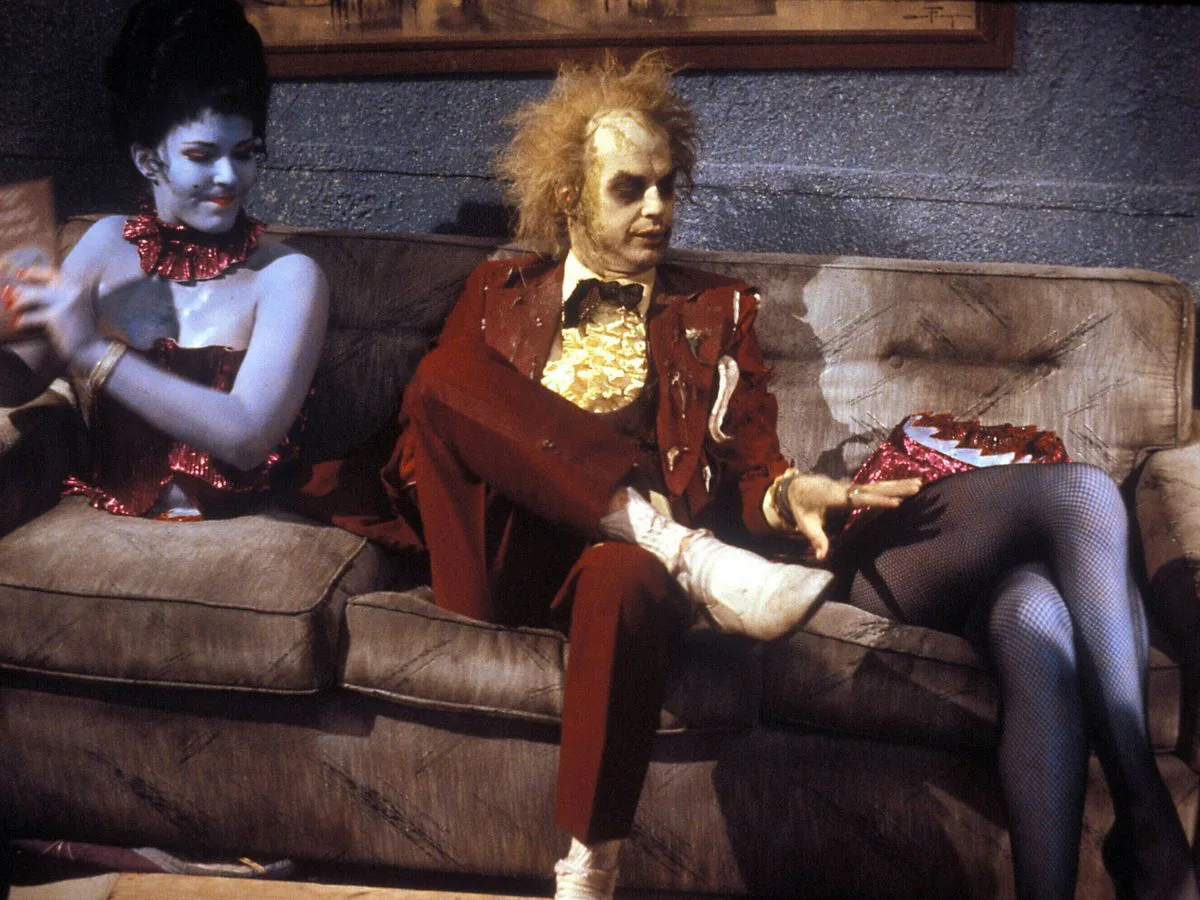 Beetlejuice: La locura de lo macabro hecha diversión. "Beetlejuice" es una explosión de imaginación que desafía las normas de lo macabro y lo convierte en una experiencia visualmente envolvente y divertidamente siniestra. Tim Burton, en su esencia más pura, nos entrega una película que juega con la muerte y lo sobrenatural de una manera que no se siente pesada ni sombría, sino electrizante y caricaturesca.