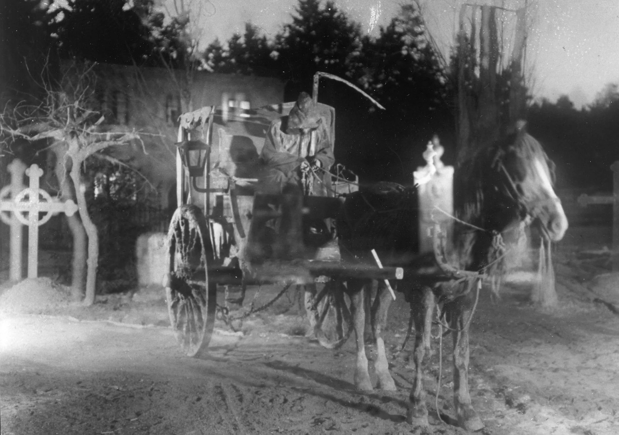 La Carreta Fantasma: Un viaje sombrío hacia la redención. "La Carreta Fantasma" (1921), dirigida y protagonizada por Victor Sjöström, es una película que deja una huella profunda tanto en la mente como en el corazón. Es más que un drama de horror sobrenatural; es una meditación oscura y reflexiva sobre la redención, el arrepentimiento y las segundas oportunidades. Al adentrarse en esta película, no se puede evitar sentir una sensación de inquietud, pero también de esperanza, como si estuvieras viendo la lucha del alma humana en su forma más pura.