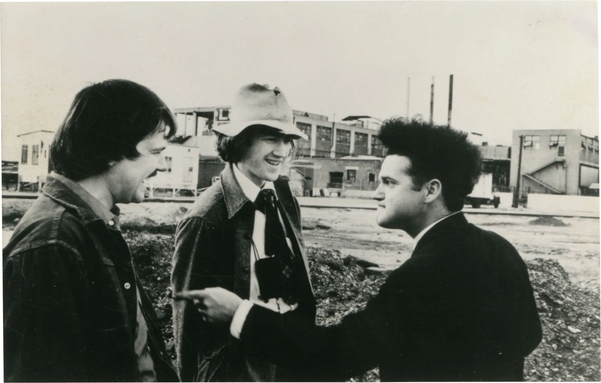 Actuación y personajes Jack Nance, en el papel de Henry Spencer, ofrece una actuación minimalista pero impactante. Su rostro, siempre al borde del asombro o el horror, refleja perfectamente la desconexión emocional y el desamparo que domina la película. Los personajes secundarios, grotescos y caricaturescos, refuerzan la sensación de que este mundo es una distorsión de nuestra realidad.