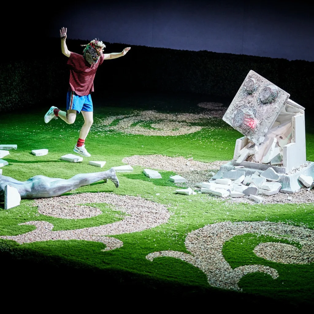 El Teatro Central acoge los días 4 y 5 de abril el estreno en España del espectáculo de la coreógrafa francesa Phia Ménard y su compañía Non Nova titulado 'ART.13', en el que Ménard asume también las labores de dramaturgia, escenografía e interpretación. Se trata de una de las propuestas que el Central califica como 'indisciplina', y en esta ocasión Ménard, lucha contra los muros y las alambradas de la fortaleza europea, empuñando el arma de la imaginación y el poder de la fábula. En palabras de la creadora, «se trata de un trabajo fuera de toda norma que aúna sobre las tablas teatro, danza y performance para agitar el viejo mundo patriarcal».