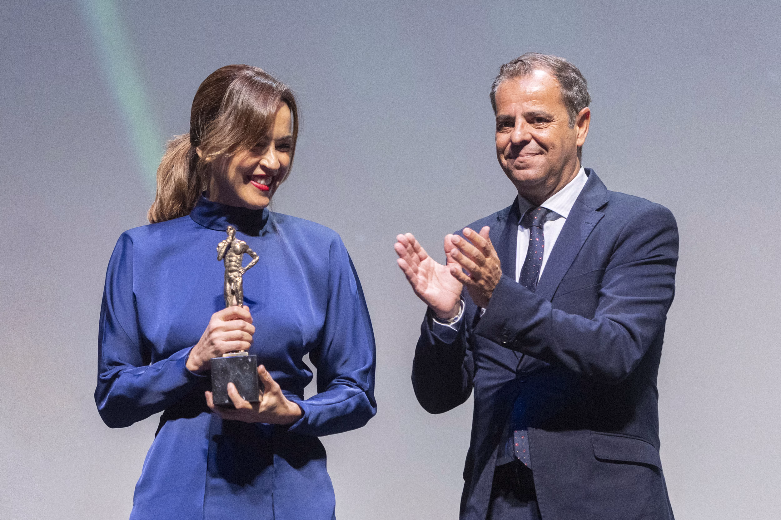 Creación y operación de una sesión QLab para la GALA RTVA + La tierra de Amira en el Festival de Cine de Sevilla: sonido, vídeo y show control para una gala cinematográfica en directo.