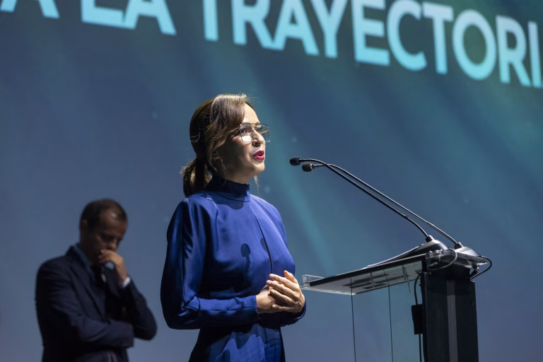 Creación y operación de una sesión QLab para la GALA RTVA + La tierra de Amira en el Festival de Cine de Sevilla: sonido, vídeo y show control para una gala cinematográfica en directo.