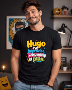 Hugo no improvisa, reinventa el plan – Camiseta divertida con nombre